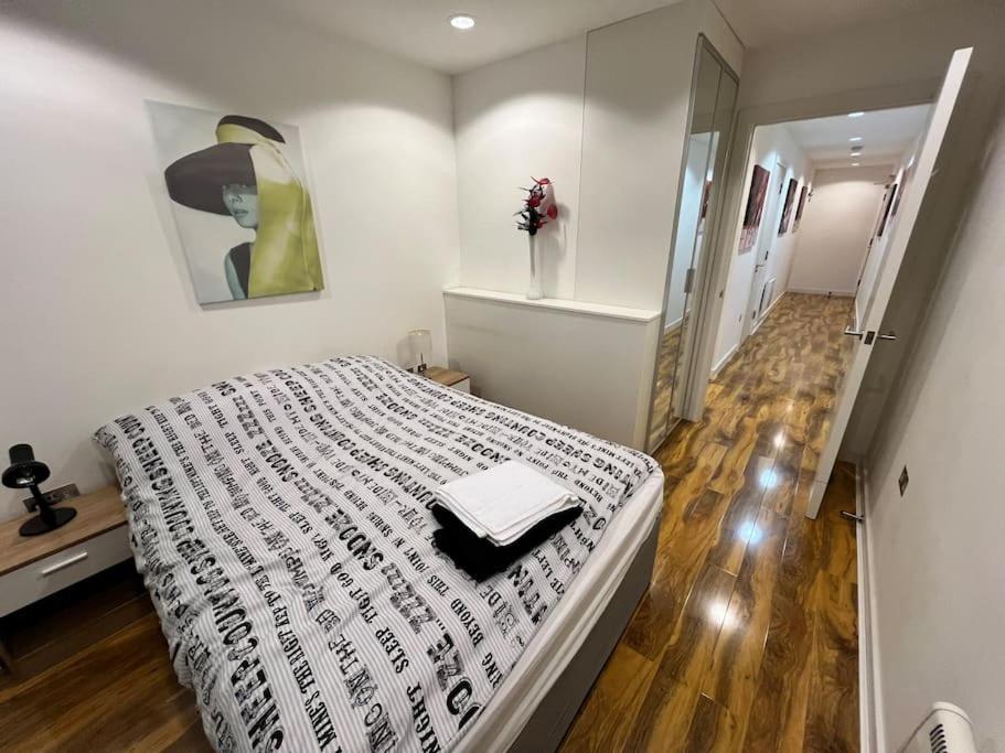 Spacious 2 Bedroom Flat Stunning Waterside View Manchester Exterior photo