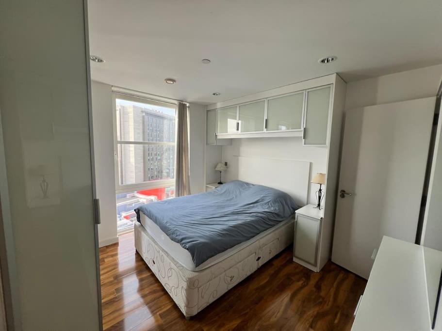 Spacious 2 Bedroom Flat Stunning Waterside View Manchester Exterior photo