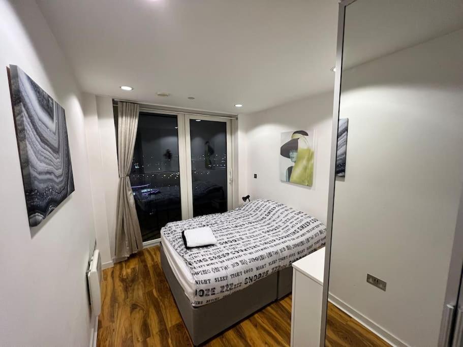 Spacious 2 Bedroom Flat Stunning Waterside View Manchester Exterior photo